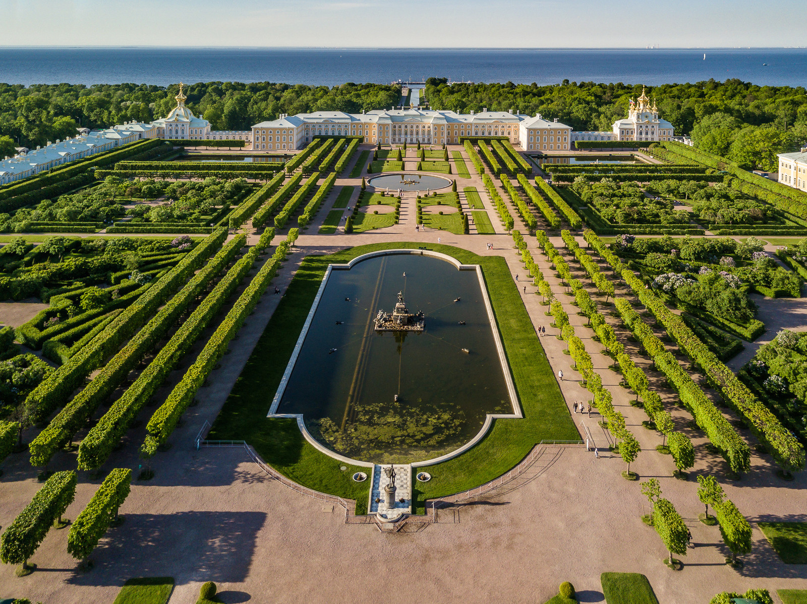 Дворец Монплезир в Петергофе (Peterhof), Санкт-Петербург – фотографии России