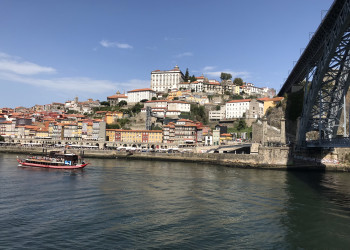 Вид на старую часть города Порту у моста с противоположного берега – фотографии Португалии
