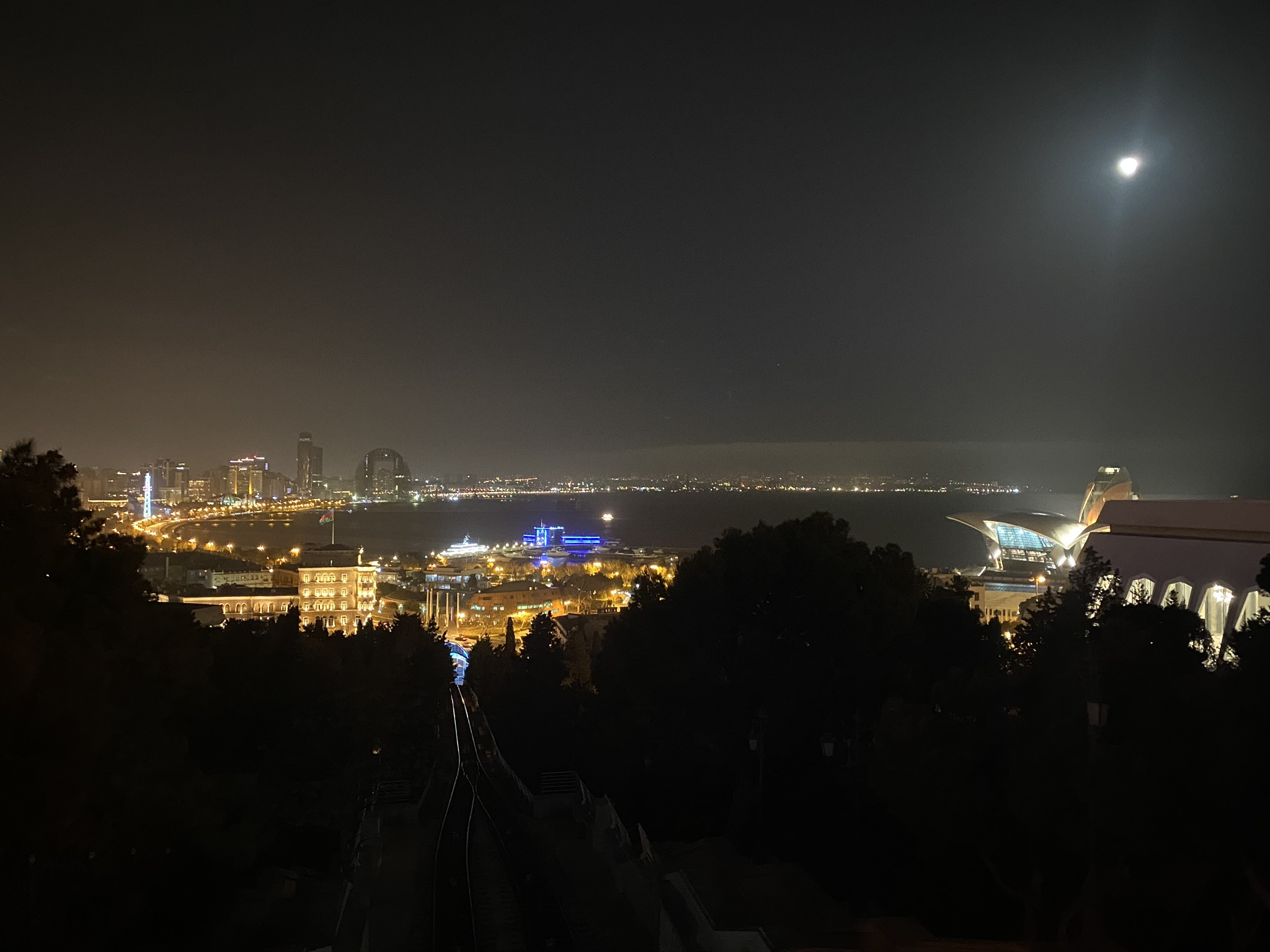 Вид на вечернюю набережную со смотровой площадки Баку – фотографии Азербайджана