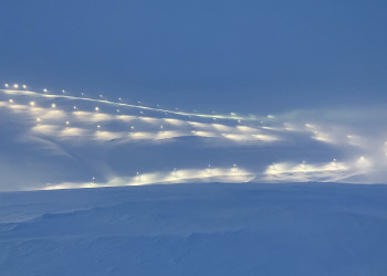 Вид на освещенный южный склон с кресельной канатки, Большой Вудъявр – фотографии России