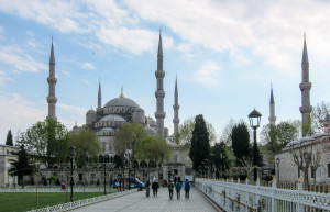 Возведение голубой мечети в Стамбуле началось по приказу турецкого султана Ахмеда I в 1609 году – фотографии Турции