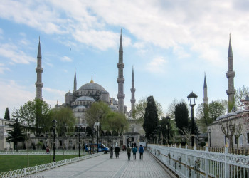Возведение голубой мечети в Стамбуле началось по приказу турецкого султана Ахмеда I в 1609 году – фотографии Турции