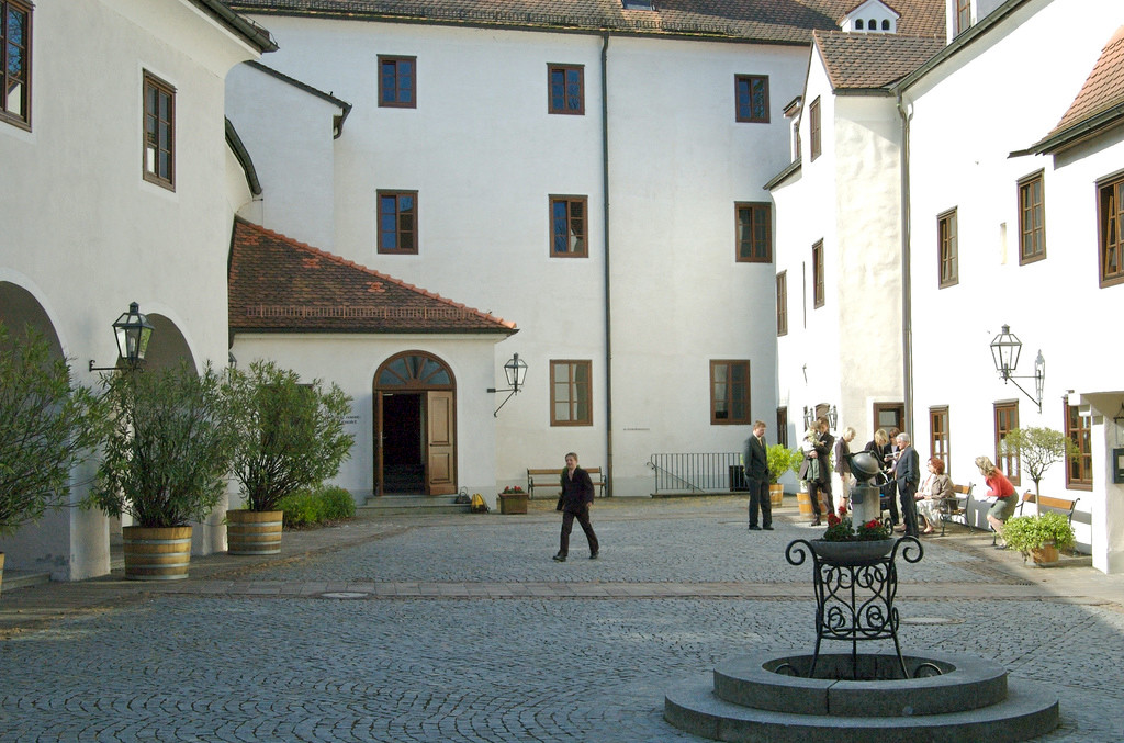 Замок Улмерфельд (Schloss Ulmerfeld) в городке Амштеттен – фотографии Австрии