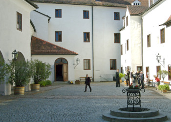 Замок Улмерфельд (Schloss Ulmerfeld) в городке Амштеттен – фотографии Австрии