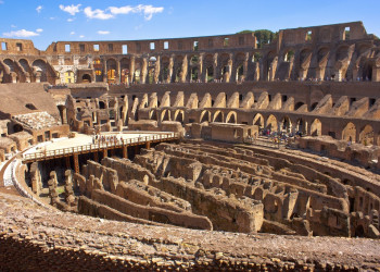 Амфитеатр в Колизей (Coliseum) имеет 80 входов и мог вместить от 50 до 67 тысяч человек – фотографии Италии