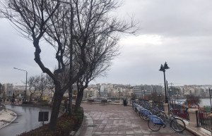 Набережная в районе залива Эксилс (Exiles) – фотографии Мальты