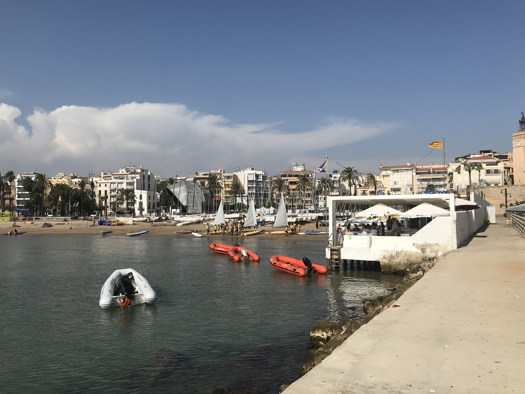 Вид на пляж Platja de la Fragata в Ситжесе – фотографии Испании