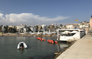 Вид на пляж Platja de la Fragata в Ситжесе – фотографии Испании