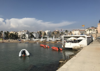Вид на пляж Platja de la Fragata в Ситжесе – фотографии Испании