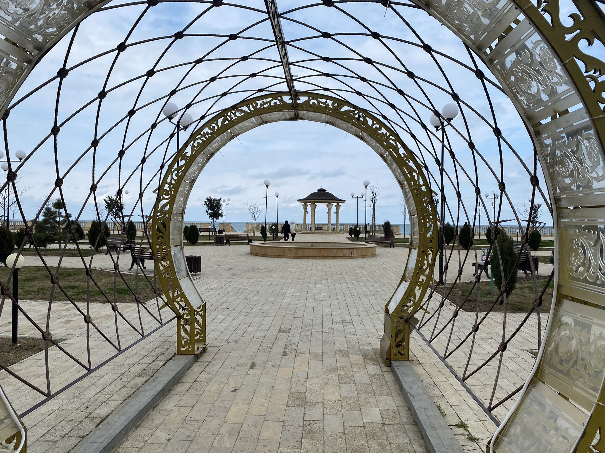 Приморский парк в г. Дербенте, март 2022 – фотографии России