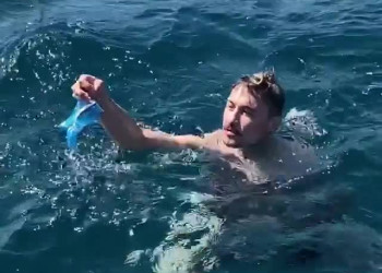 Дима Билан купается в грязном море в Сочи – видео России