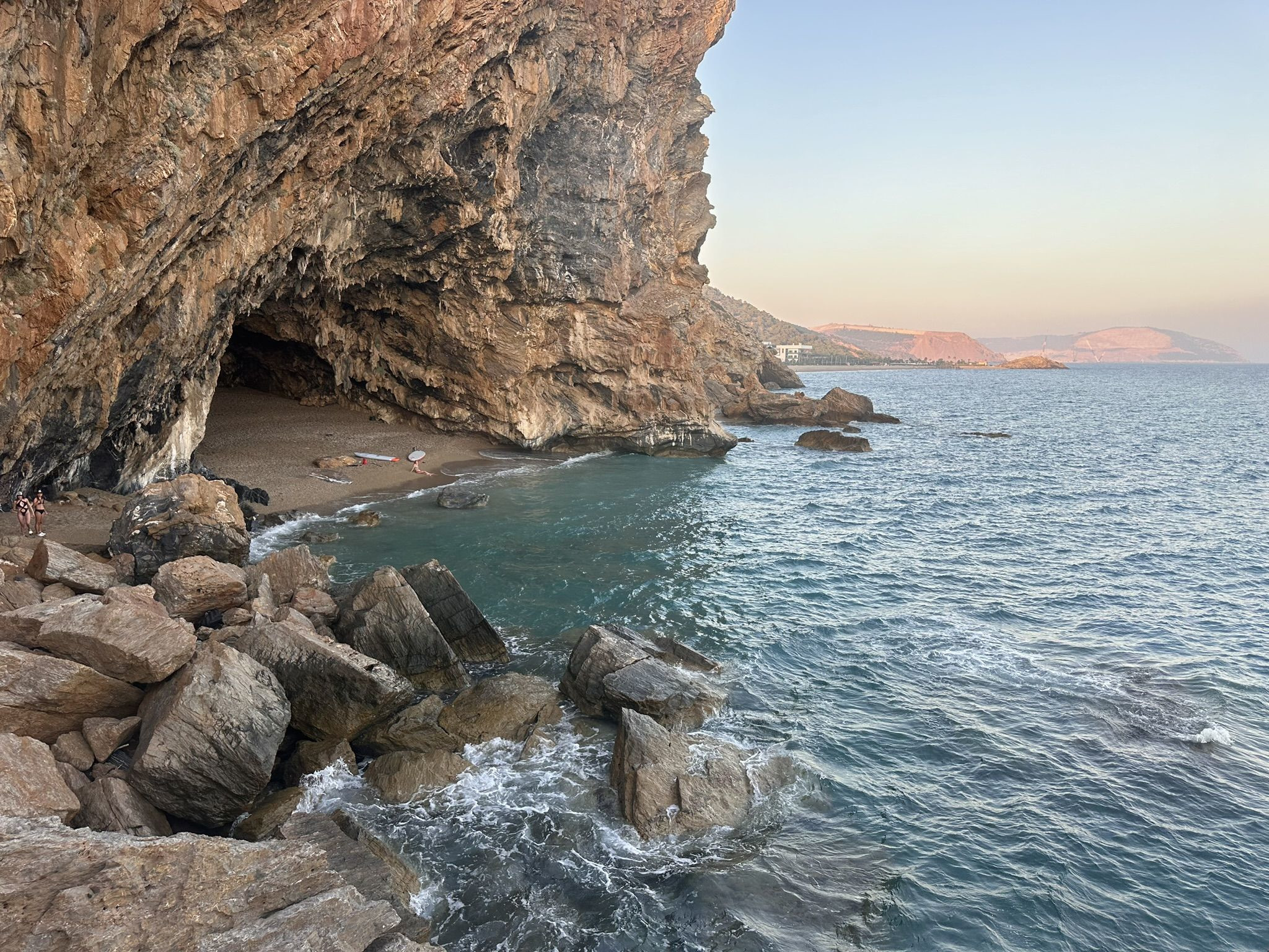 Пещера Yanışlı Beach Cave, район Гульнар, провинция Мерсин – фотографии Турции