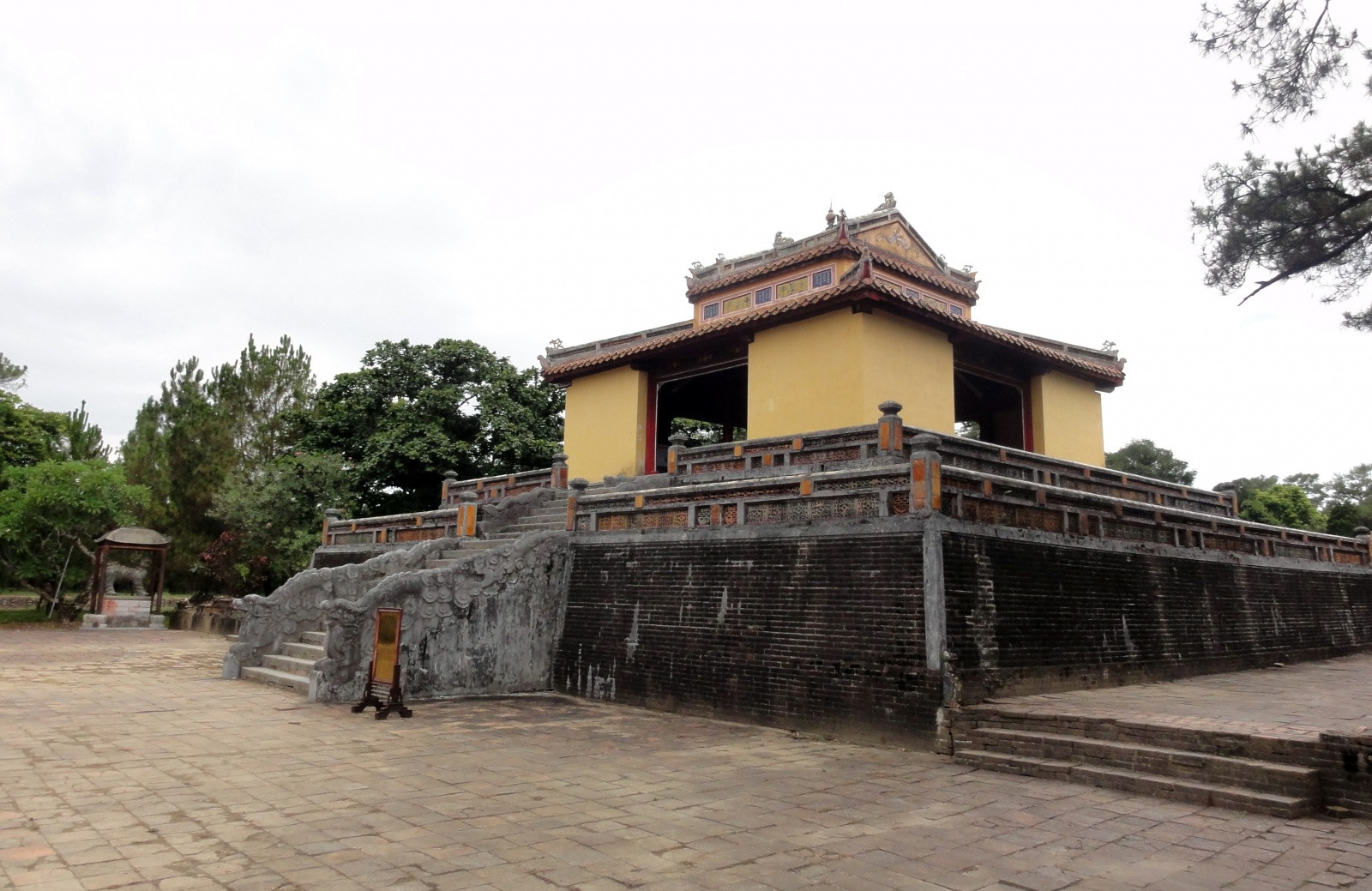 Гробница императора Минь Манга в окрестностях Хюэ – фотографии Вьетнама