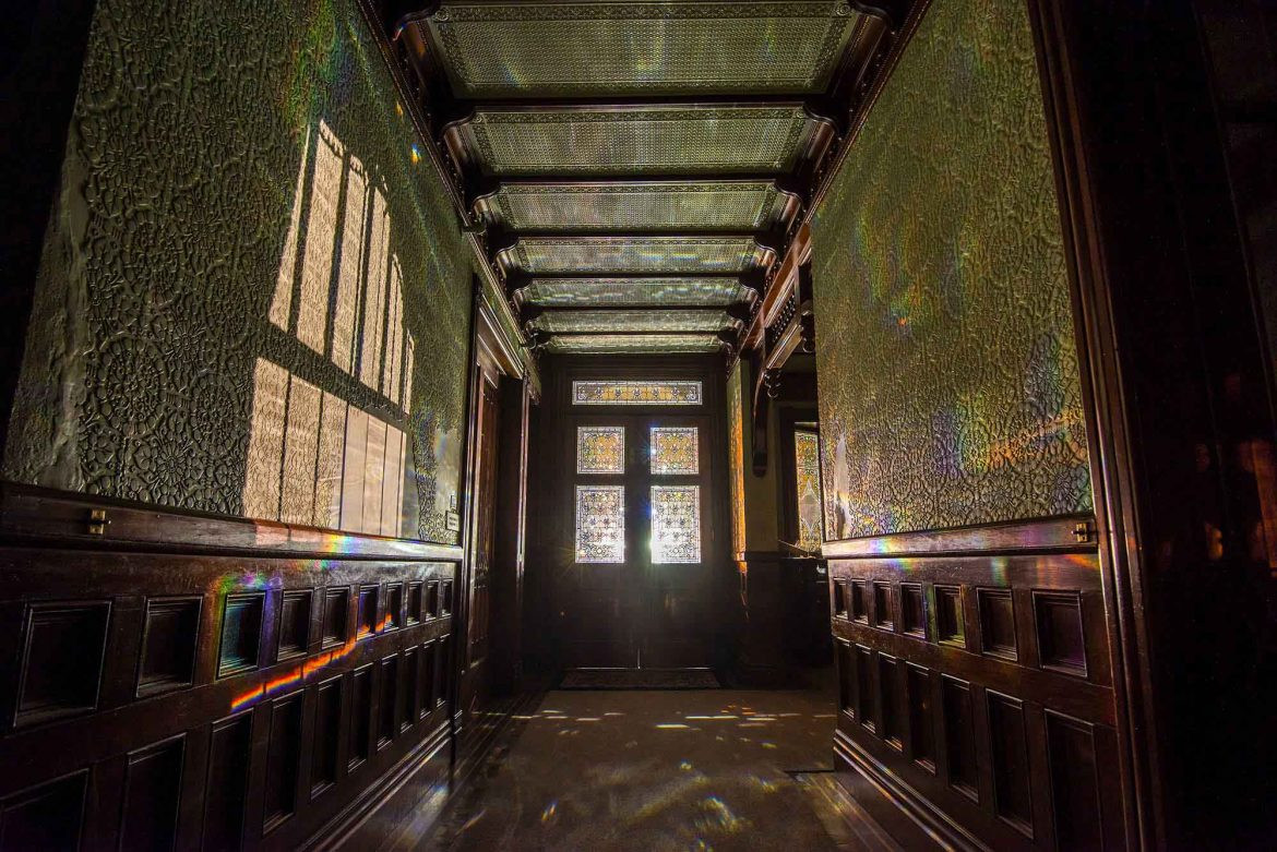 Дом Винчестеров (Winchester Mystery House) превратили в экстравагантный аттракцион для туристов – фотографии США