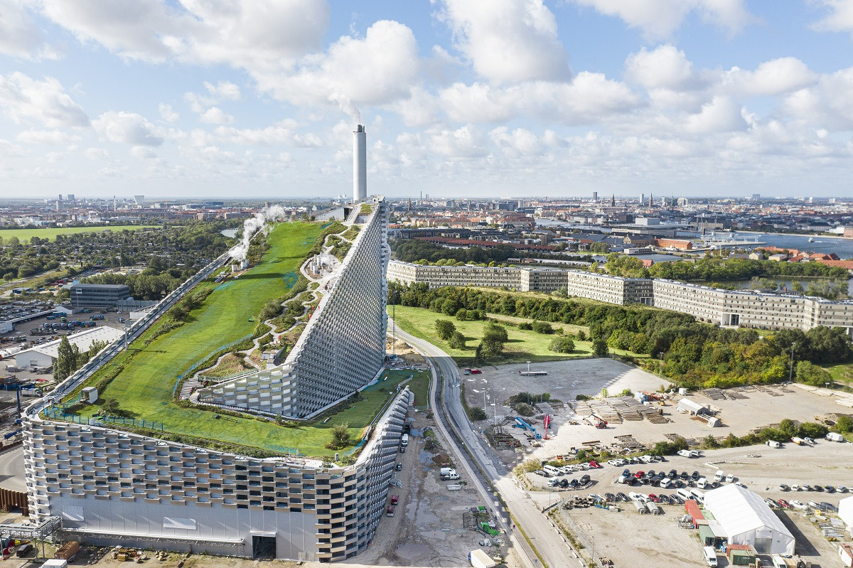Знаменитый мусоросжигательный завод Amager Bakke в Дании – фотографии Дании
