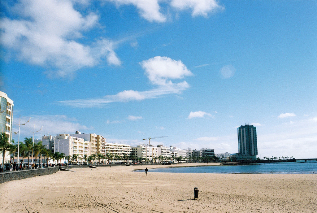 Главный городской пляж Арресифе – фотографии Канарских островов
