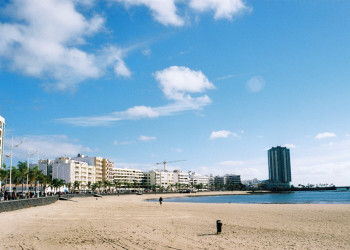 Главный городской пляж Арресифе – фотографии Канарских островов