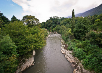 Река в лесу. Ткуарчал. Абхазия – фотографии Абхазии