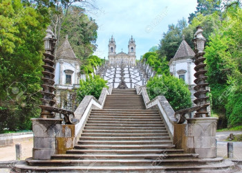 Лестница Via Sacra ведёт к небольшой церквушке - главной достопримечательности Бон-Жезуш – фотографии Португалии