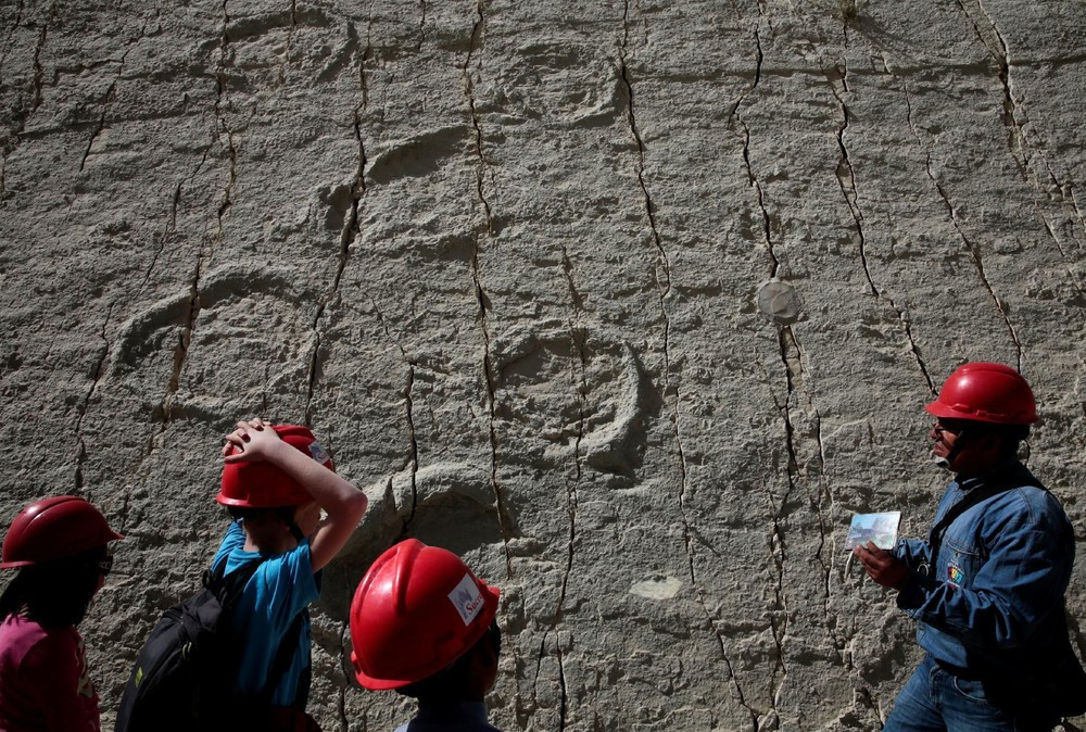 Следы динозавров Cal Orcko на окраине города Сукре, Боливия – фотографии Боливии