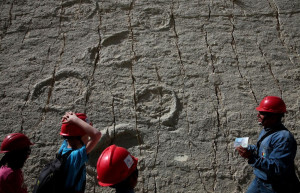 Следы динозавров Cal Orcko на окраине города Сукре, Боливия – фотографии Боливии