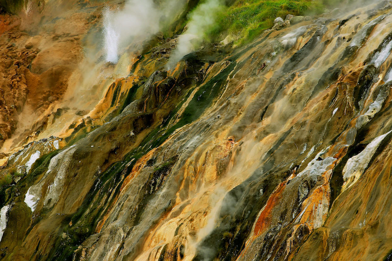Добраться до Долины Гейзеров можно только двумя способами: по воздуху и пешком – фотографии России