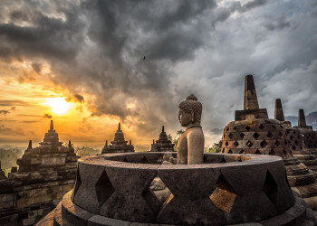 Чтобы все желания и сокровенные мечты были исполнены,нужно дотронуться к каждой Будде из ступ сверху – фотографии Индонезии