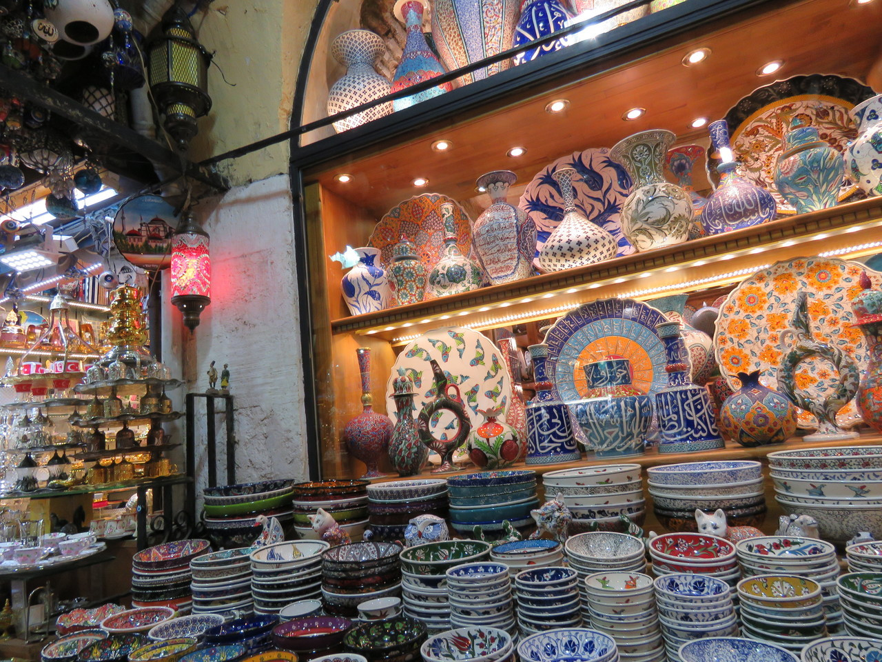 Ежедневно рынок Капалы Чарши в Стамбуле посещают сотни тысяч человек – фотографии Турции