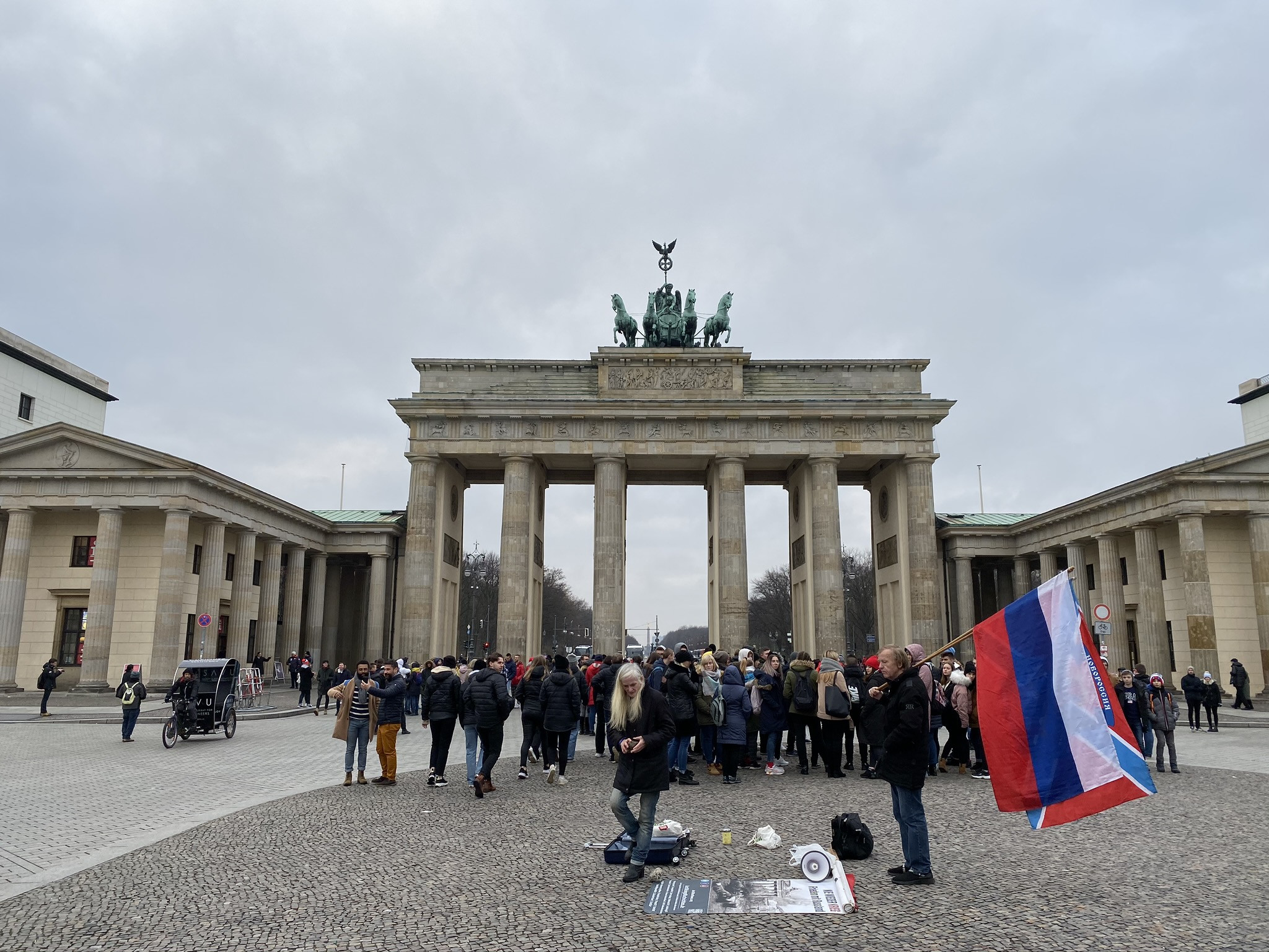 Бранденбургские ворота и протестующие с флагом России – фотографии Германии
