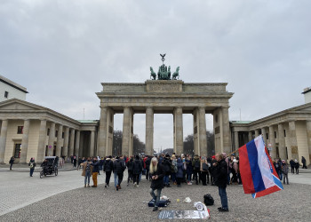 Бранденбургские ворота и протестующие с флагом России – фотографии Германии