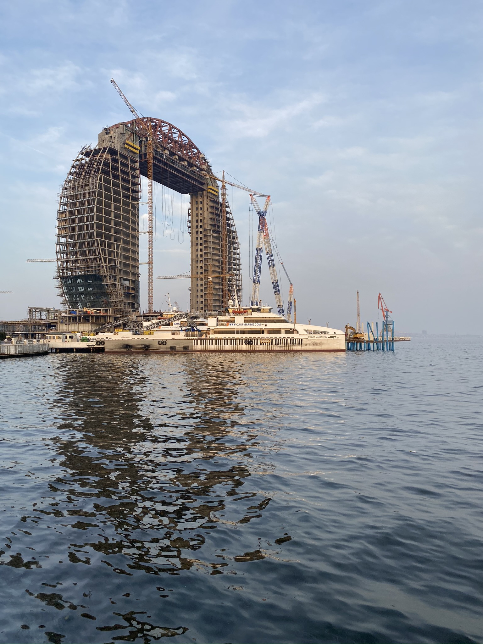 Необычное круглое здание на набережной Баку – фотографии Азербайджана