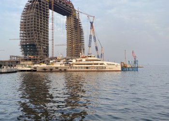 Необычное круглое здание на набережной Баку – фотографии Азербайджана