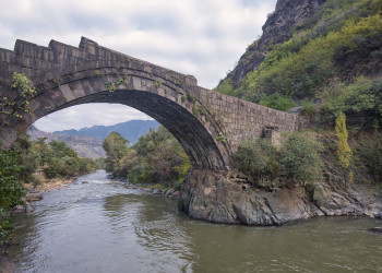 Мост через реку Дебед. Алаверди. Армения. – фотографии Армении