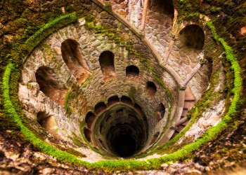 Одна из самых захватывающих частей Кинта да Регалейра- пара колодцев, закручивающихся глубоко внутрь – фотографии Португалии