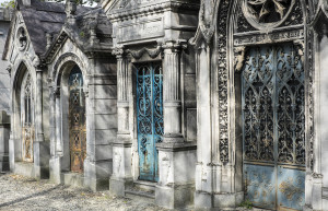 Обычное место для отдыха - кладбище Пер-Лашез (Pere Lachaise Cemetery) в Париже – фотографии Франции