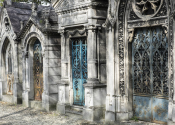 Обычное место для отдыха - кладбище Пер-Лашез (Pere Lachaise Cemetery) в Париже – фотографии Франции