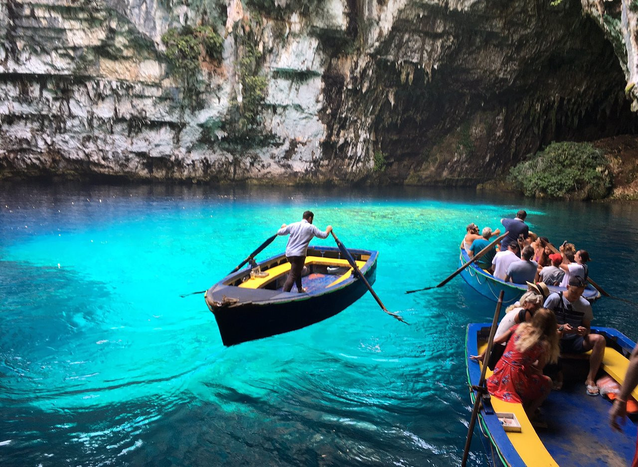 Знаменитая пещера-озеро Мелиссани в Греции с туристами – фотографии Греции