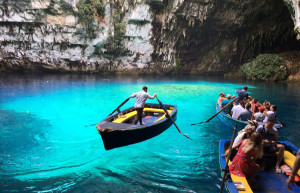 Знаменитая пещера-озеро Мелиссани в Греции с туристами – фотографии Греции