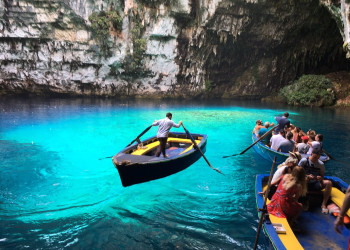 Знаменитая пещера-озеро Мелиссани в Греции с туристами – фотографии Греции