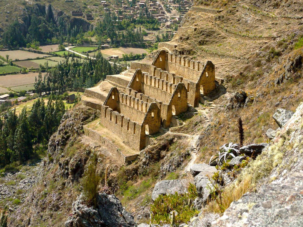 Панорамный вид на зернохранилища периода инков в Перу – фотографии Перу