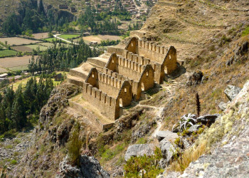 Панорамный вид на зернохранилища периода инков в Перу – фотографии Перу