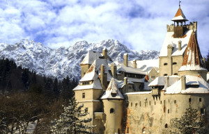 Замок Дракулы увенчан 4 башнями и представляет собой здание неправильной геометрической формы – фотографии Румынии