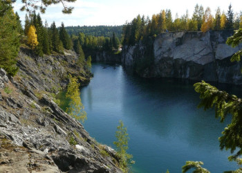 Рускеальские карьеры расположены в Сортавальском районе Карелии – фотографии России