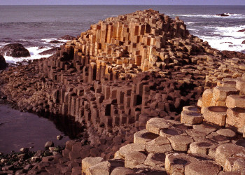 Вид на Дорогу гигантов в Бушмилсе в Великобритании – фотографии Великобритании