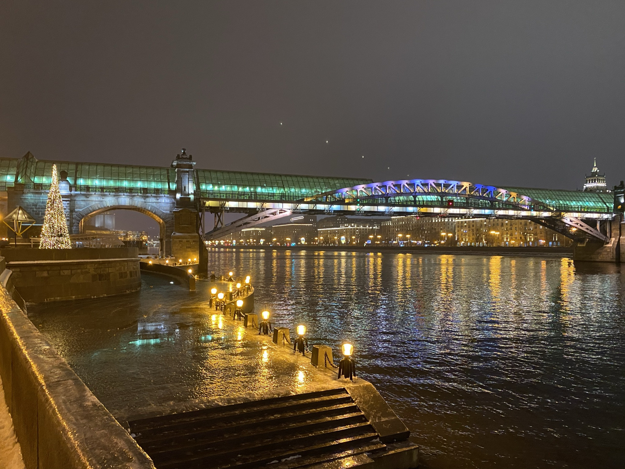 Вид на Пушкинский мост со стороны парка Горького – фотографии России