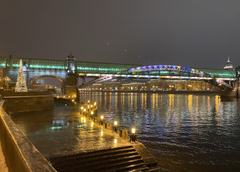 Вид на Пушкинский мост со стороны парка Горького – фотографии России
