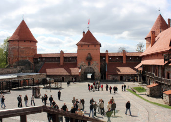 Туристы на территории тракайского островного замка в Литве – фотографии Литвы