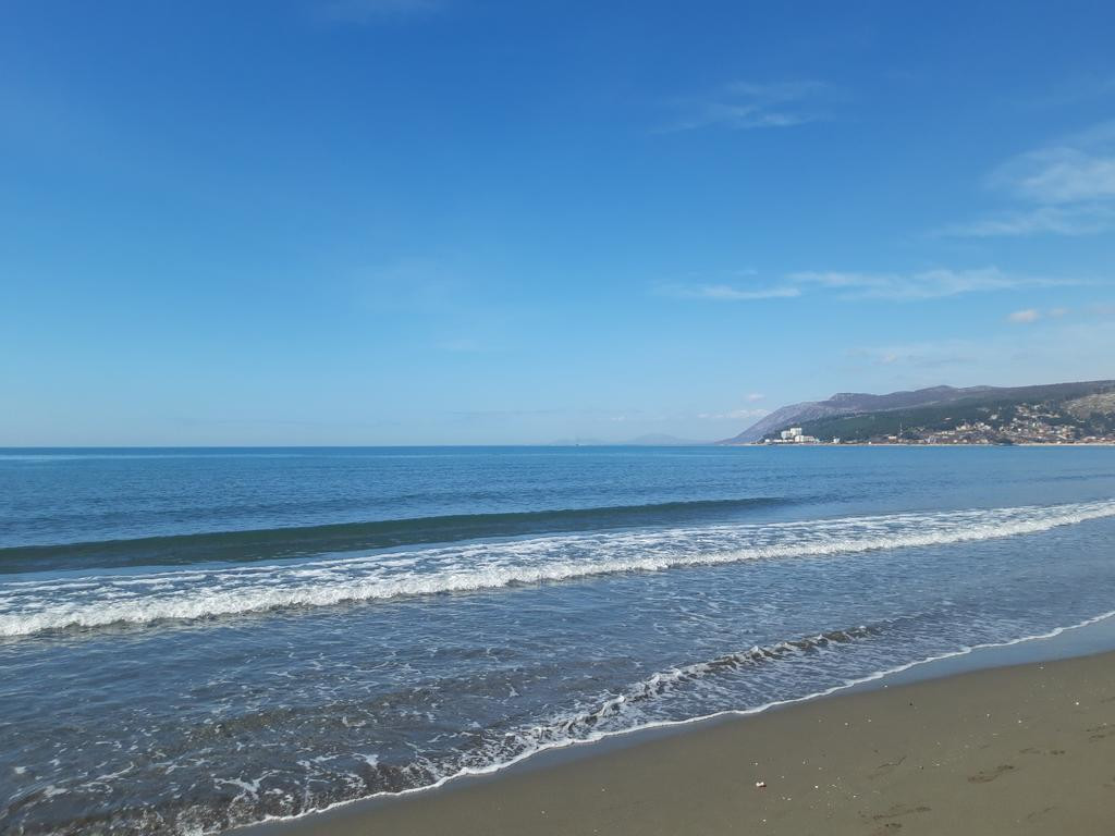 Морской берег. Лежа. Албания – фотографии Албании