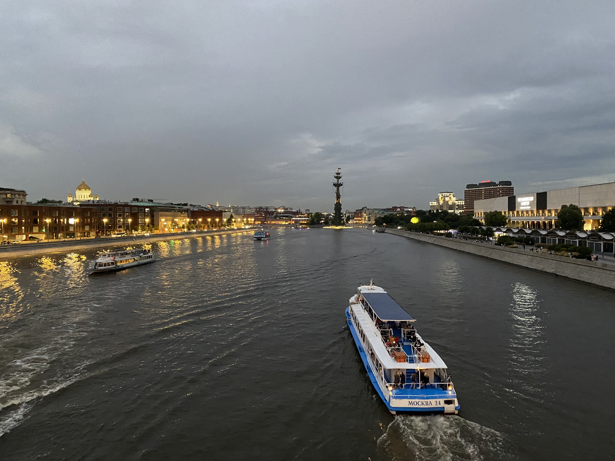 Вид на Памятник Петру I с Крымского моста, Москва – фотографии России