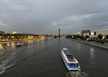 Вид на Памятник Петру I с Крымского моста, Москва – фотографии России